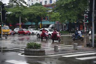 虚惊一场！王大雷出击被直红罚下 VAR确认川崎越位在先，红牌取消